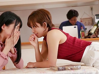 スタイルが良い痴女が小さいころ加奈仲良しな男をからかいながらスケベなことをサービスしまくる
