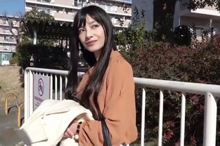 〈B級人妻〉細身で美しい奥さん。清楚な面持ちに反して無類のちんぽ好き。今日もしゃぶりん棒ゲット！ww