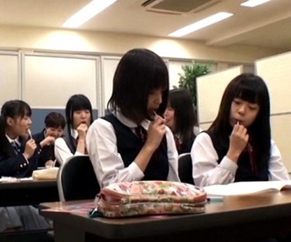 差し出された飴を味わうと意識が飛ぶ！やばいおじさんに犯され種付けされる女の子