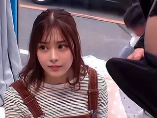 オスの野蛮な匂いに興奮した子持ちの美人妻！欲求不満マンコに立ちバック中出しｗ
