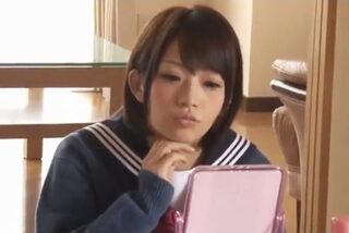 〈コタツで淫行〉かっ、カワエエ！友人宅でグループ勉強。声を出せないのをいいことにまんこ攻撃♡