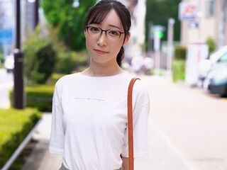 【マジックミラー】無料エステ体験と騙し捕まえた地味巨乳おっぱいメガネ美女！エロボディお姉さんに卑猥なオイルマッサージ！
