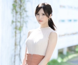 天然の桃尻に垂涎が止まらない！小さく綺麗なお顔、色白の肌、スタイル抜群のボディー！最強奥様！