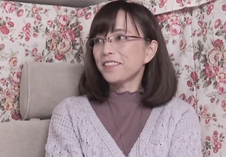 人妻ナンパ「あぁ♡凄いぃ♡」メガネが素敵なスレンダー巨乳おっぱいの五十路・素人美熟女おばさんを口説いてホテルで膣内射精！
