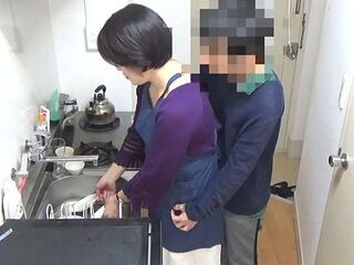【熟女】おばさんレンタルで呼んだ四十路素人奥さんを自宅で盗撮隠し撮り‼夫を裏切り他人棒で浮気するえちえち不倫SEX‼