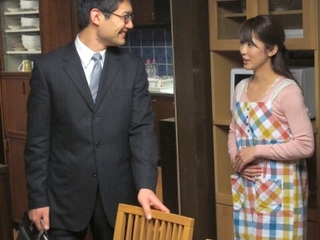 【人妻】旦那の目の前で凌辱されるｗ『イク～』欲求不満の人妻との不倫NTRエッチでイキまくる♥