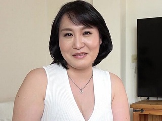 【人妻熟女】幼少期から性癖が歪んだプレイをカメラ前で発揮しイキ乱す美乳妻