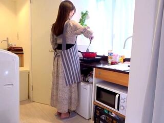素人企画で裸エプロンさんがえちえちSEX！料理ムラムラ立ちベロチュー！裸エプロン着エロックス！