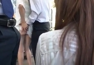 【バス痴漢】（触られてる！？）お触り見たミニスカ・スレンダー巨乳おっぱい美人が隣の男に追いかけられ別のバスでハメられる！