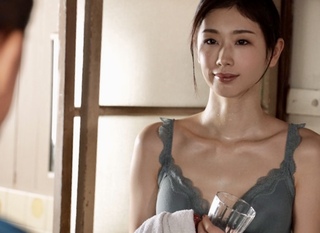 こんなシチュエーション我慢できない！アセで濡れテカらせたボディがエロ過ぎる兄嫁！