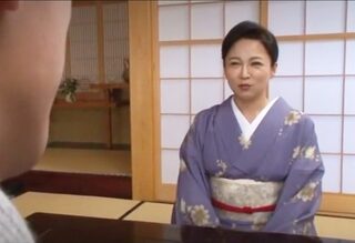 〈未亡人ドラマ〉一人で切り盛りしているおばさんの旅館に泊まりにイったら何とおばさんが指でイっている！ww