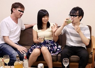 寝ているカレシの横でまわされちゃうムチムチボディJD！こんな呑み会参加したい！