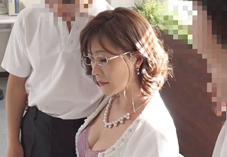 【美魔女・P◯A会長】「や、やめなさいっ！」スレンダー巨乳おっぱいの超いい体の人妻熟女おばさんが悪ガキどもに膣内射精！
