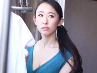 夫との夫婦生活はマンネリ気味で欲求不満な奥様…隣に引越してきた若い男が気になりオナニーしてたら見られて襲われ巨根に悶絶！