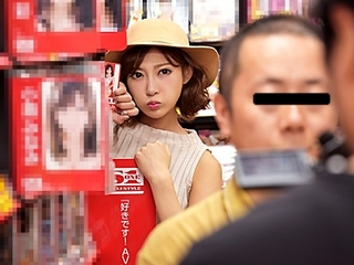 【明日花キララ】AVショップで素人にお仕置き！『わたしのDVD買って！』巨乳スレンダー美女とお店で露出