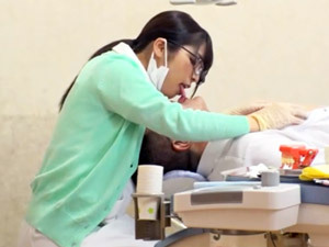 歯科衛生士の小悪魔痴女がベロチュー＆乳首舐め手コキで射精させる！柊るい