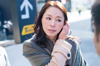 ☆人妻ナンパ☆ ５４歳だという欲求不満でお悩みのとってもキレイな完熟人妻がとびきりスケベな淫乱メス犬に豹変！初めて会った親子ほど年の離れたナンパ師たちとひとつになって絡み合う破廉恥三昧の濃密セックスで本性を露わにしたドスケベ人妻が怒張した生チンポをなりふり構わずハメまくる淫らな姿を見逃すな！
