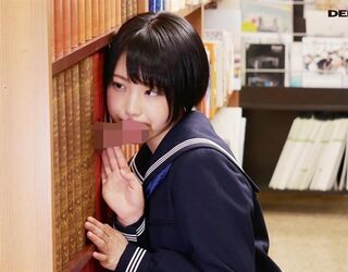 【戸田真琴 栄川乃亜 石川祐奈 美咲ヒカル 白井ゆずか】飛び出す生チンポが名物の女子校で生徒たちがチンポをしゃぶりながら卒業式しちゃう♡