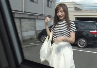 《清楚お姉さん》「お願いしますっ♥」スカート姿のお嬢様系美女が車移動中に、クリトリスいじめられて感じちゃうｗｗ