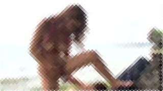 【巨乳】海の岩陰で全裸男を見つけた淫乱巨乳ギャルがフェラ、手コキ、クンニさせ生挿入中出し青姦させちゃうｗ