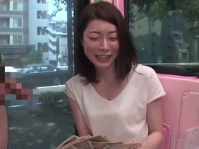 ナンパされたセレブ人妻が尻肉をおっぴろげられアナル丸見えセックス！