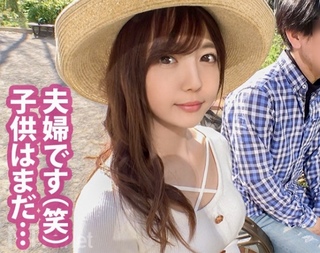 ダンナさんの横で大きい声で喘ぎ潮を吹いてしまう美人奥様！