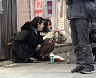 【池谷胡桃 愛野ひなた】たむろってるトー横キッズをナンパ！ノリの良いストロング女子とホテインして４Pしちゃう♡