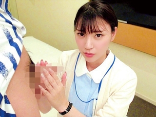 【素人軟派】可愛い若手看護婦が童貞の包茎を皮剥き手コキしてご奉仕フェラ♡♡美乳を揉ませたらベ口キスしなが童貞卒業ＳＥＸ
