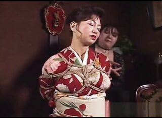 〈×緊縛熟女〉ハ●カラさん的な世界観の部屋でふくよかな和服熟女が縛られはああーんって感じの恍惚顔！ww