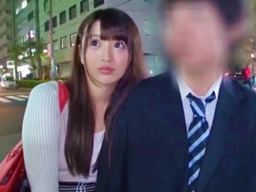 終電を逃したカップルの彼女を家まで送ると称して送り狼的になし崩しセックス！