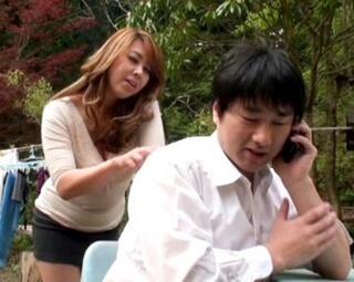 息子に彼女が出来て、嫉妬するお母さん！息子が彼女と長電話しているのを邪魔して痴女る！
