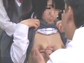 デカパイでほっそりな美人の女の子のスクールガールが悪徳な女医の身体測定でイタズラされる！鈴木さとみ 演技の無い赤裸々な悶え姿！魅せる大人の表情と色気がエロくて美しい！