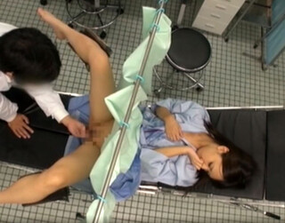 セクハラ痴漢やり放題の変態ドクターが診察にきた美少女にイタズラ＆即ハメ♡カーテン越しのマンコに生チンポ挿入の無許可中出し