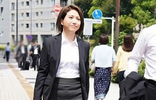 【甘乃つばき】スレンダー美熟女（人妻）の女上司は淫乱痴女！部下の若いチンポで欲求不満を解消する激ピストン濃密セックス！！