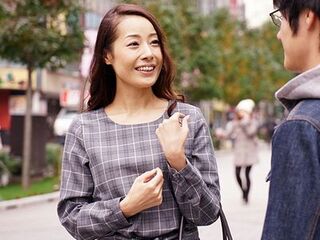 【熟女】色気漂う四十路素人奥さんが若い男を逆ナンパしホテル連れ込み⁉他人棒挿入し膣内射精されるえちえち不倫セックス‼