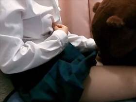 【個人撮影】制服コスのお姉さんがぬいぐるみを抱きしめながらオナニーする投稿映像がエロい！