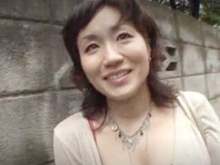 こんなおばさん口説くの？♡胸元ぱっくり露出～巨乳おっぱいの熟女をナンパ＆セクハラで強制発情～なし崩しの即ハメNTR不倫突入