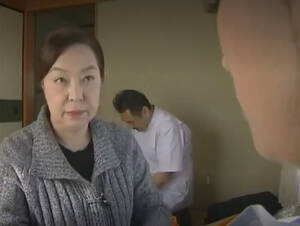 下半身麻痺のアラサー娘は介護士の訪問が待ち遠しい【上原優】
