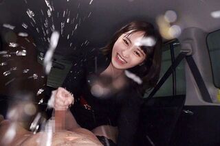 小悪魔お姉さん(小野六花)がM男とカーセックスして手コキで男の潮吹きさせる