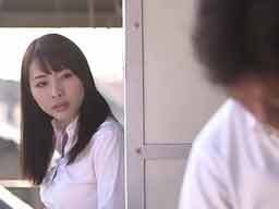 隣に住む中年男性と不倫する人妻OL