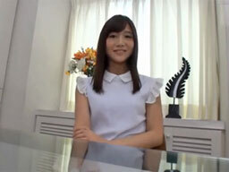 清楚な女の子が緊張しながらお口でご奉仕