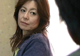 【ヘンリー塚本】「良いわよ…♡」婦女暴行で実刑を受けた息子の性欲処理をしてあげるスレンダー美乳おっぱい人妻熟女おばさん！