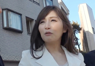 【バス痴ｶﾝ】「うふふ♡♡」ムチムチ太もも、スレンダー美乳おっぱいの美人若妻が旦那が隣にいるのにお触りされ発情SEX