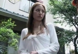 《美人ギャル若妻》「え、なに…」スレンダー体型のドS顔美人奥様が自宅で作業している作業員に水着SEXされちゃう！