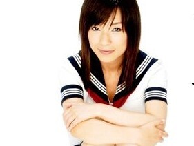 【かすみ果穂】セーラー服の可愛い彼女と小さくなった彼氏！小さいチンポを弄られ舌でエッチにフェラされる！