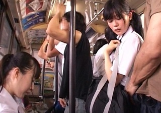 【バス痴ｶﾝ】「や、やだぁぁ！」ムチムチ巨乳おっぱいの清楚美少女が友だちに助けてもらえず、無理やりハメられてしまう！！