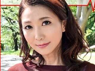 【熟女×素人】美人の熟女人妻がパコパコ！スパイダーM字開脚で痴女る電マ・オナニー！人妻NTRセックス！