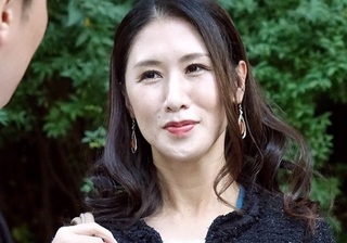 人妻ナンパ「いいわよ♥」スレンダー巨乳おっぱいでエロ下着の四十路・美魔女おばさん・素人熟女が車の中で硬いチンポと卑猥行為