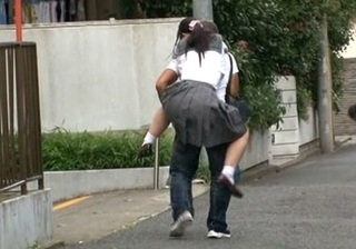 《媚薬チカン》「な、何するの…」バスでドラッグを仕込まれたムチムチ太ももロリを連れ込んでハメちゃうヤバイやつｗｗ｜凌辱