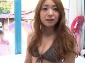 海でナンパしたカップルの彼女を卑猥なマッサージで全身性感帯にさせて中出し2連発！